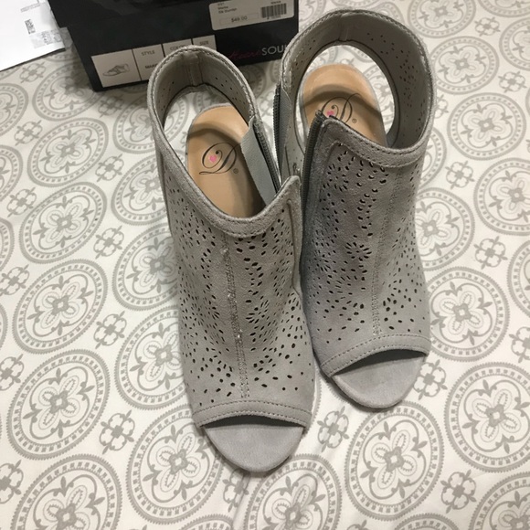 Beautiful gray shoes - Picture 2 of 3